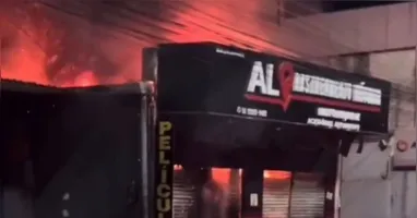 A loja foi completamente destruída pelas chamas
