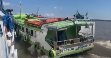 A embarcação precisou ser rebocada por outra até um local seguro