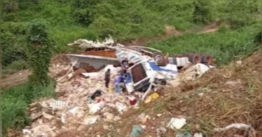 O caminhão despencou no barranco e ficou completamente destruído