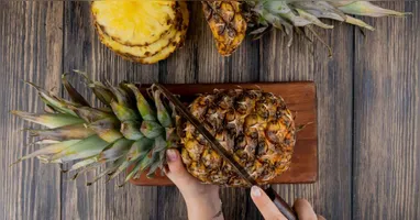 Além de refrescante e saudável, o abacaxi também deixa o corpo em equilíbrio.