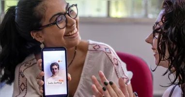 Bolsistas do Serviço de Comunicação Social do Museu Goeldi mostram um dos trabalhos de divulgação científica que foram vitrine para o prêmio.