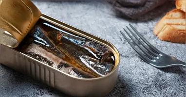 Sardinhas frescas ou enlatadas são uma fonte acessível de proteína, ômega 3 e minerais essenciais para ossos, coração e cérebro