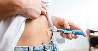 Medicamentos conhecidos como “canetas emagrecedoras” ajudam a controlar a fome e o peso, mas exigem uso contínuo e acompanhamento médico.