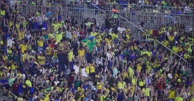 Torcedores celebram o gol de empate da Seleção.