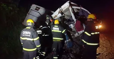 Colisão entre caminhão boiadeiro e ônibus que transportava atletas interditou a BR-010 durante a madrugada, em Ulianópolis.