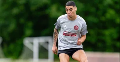 Miguel Almirón deixa o campo emocionado após ser expulso durante partida entre Paraguai e Turquia.