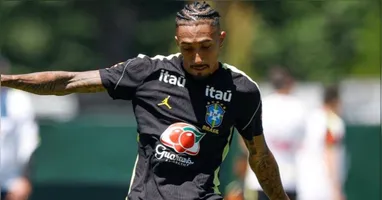 Raphinha deixa o gramado com dores na coxa direita durante jogo da Seleção Brasileira na Copa do Mundo.