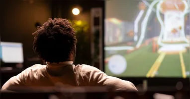 Trabalhadores que desejam acompanhar o jogo do Brasil precisam verificar as regras adotadas por suas empresas, já que a legislação não prevê dispensa automática durante a Copa do Mundo.