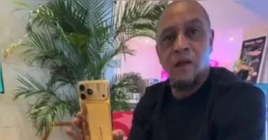 O iPhone dourado usado por Roberto Carlos durante o jogo entre Brasil e Escócia chamou atenção nas redes e levantou especulações sobre uma possível customização de luxo.