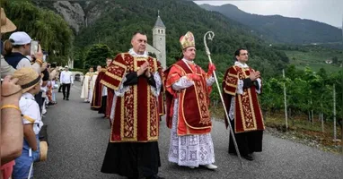 Vaticano classificou como cismática a ordenação de quatro bispos sem autorização do papa e decretou a excomunhão dos envolvidos.