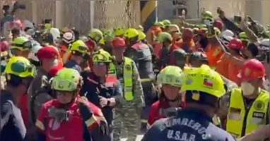 Equipes de resgate retiraram Hernán Gil Flores dos escombros após oito dias de buscas na cidade de La Guaira, uma das mais afetadas pelos terremotos.