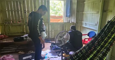 Arma, munições, celular e placas balísticas foram apreendidos durante a operação da Polícia Civil.