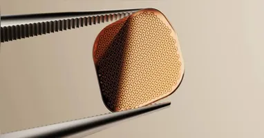 Implante PRIMA utiliza chip na retina e óculos especiais para restaurar parcialmente a visão.