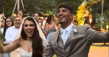 Gabriel Medina e Isabella Arantes se casaram no litoral de São Paulo; durante os votos, o surfista anunciou que o casal está grávido