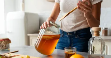 Segundo a nutricionista Daniela Gomes, o mel é composto por açúcares simples e seu consumo exige atenção em pessoas com diabetes.