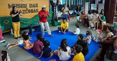 As oficinas utilizam brincadeiras, jogos tradicionais e experiências interativas para apresentar conhecimentos dos povos originários e estimular a relação das crianças com a cultura e a natureza amazônicas.