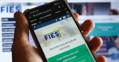 A principal mudança está relacionada ao tratamento dos juros durante o período de carência, estabelecendo novas regras para essa etapa do contrato de crédito do Fies.