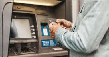 O Projeto de Lei 1453/26 prevê que clientes com 60 anos ou mais possam indicar uma pessoa de confiança para autorizar determinadas transações antes da conclusão da operação.
