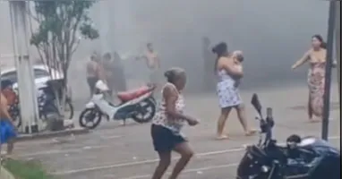 No local, moradores ficaram assustados com o fogo enquanto o imóvel era tomado pelas chamas.