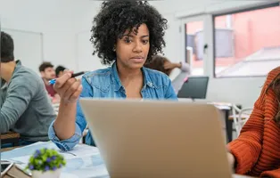 Instituições públicas e particulares desenvolvem cursos que podem ajudar na carreira de várias pessoas