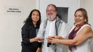 Escola Estadual Dr. Aldebaro Klautau presta homenagem a Salomão Habib com a inauguração de uma biblioteca que leva seu nome, em cerimônia marcada por emoção, música, presença de autoridades e valorização da educação e da cultura amazônica.