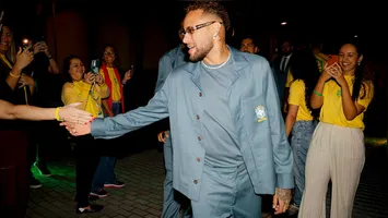 Neymar não viajará para o amistoso contra o Egito e continuará recuperação em Nova Jersey. Expectativa de retorno para a Copa do Mundo.