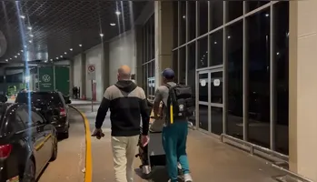 Único jogador presente, Danilo chega ao Brasil com avião da CBF após eliminação na Copa do Mundo