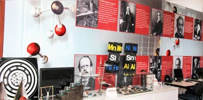 Palestra, visita e sessão na cúpula comemoram Dia do Químico no Planetário.