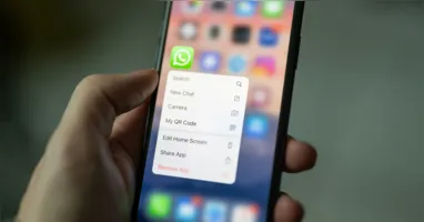 WhatsApp começou a testar no iPhone uma nova central que mostra quais contatos estão online em tempo real.