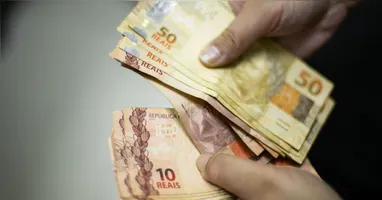 A antecipação também seguirá um cronograma específico para os beneficiários que recebem acima de um salário mínimo.