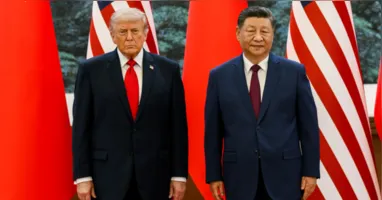 Em meio às negociações envolvendo os direitos de transmissão da Copa do Mundo, o presidente da China, Xi Jinping, recebe Donald Trump, presidente dos Estados Unidos.