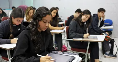 Com essas ações, a pasta projeta que 80% dos alunos do terceiro ano do ensino médio da rede pública farão o Enem na própria escola onde estão matriculados.