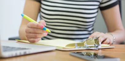 Concurso público: com organização, disciplina e acesso às ferramentas certas, é possível dar os primeiros passos na preparação sem gastar absolutamente nada.