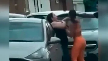 Registro de câmera de segurança que flagrou o momento em que a ré aplicou uma "gravata" na vítima durante discussão comercial em Taguatinga.