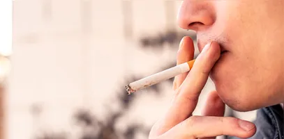 A doença pode acometer língua, gengivas, lábios, céu da boca e parte interna das bochechas.