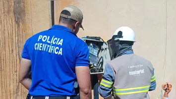 Técnicos e peritos analisam fiação interna e medidores adulterados em comércio de Canaã dos Carajás durante operação.