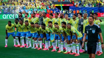 Jogadores da Seleção Brasileira perfilados cantam o hino nacional na estreia da Copa de 2026; execução foi ovacionada pelo público e aclamada pela imprensa internacional.
