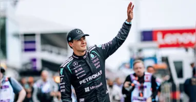 George Russell comemora a pole position do GP do Canadá 2026 após superar o companheiro Kimi Antonelli na volta final da classificação em Montreal