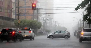 A redução da velocidade é uma das principais recomendações para garantir a segurança no trânsito durante chuvas intensas.