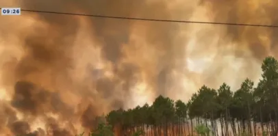 Pelo menos 68 bombeiros ficaram feridos enquanto combatiam as chamas na França.