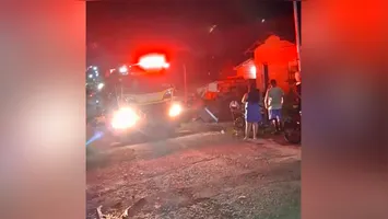 Ação ágil das equipes de resgate conteve as chamas antes que o sinistro se alastrasse pela Rua Esmaelino Pontes.