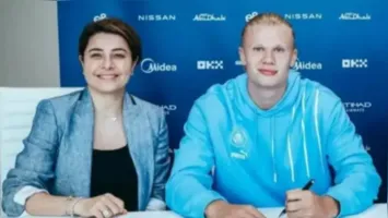 Brasileira por trás de Erling Haaland se tornou uma das mulheres mais influentes do futebol.