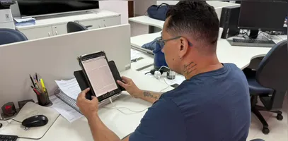 Jorge Tavares, estudando com um tablet no trabalho, no intervalo do almoço