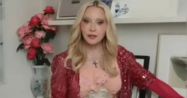 Na casa em Londres, Madonna também mantém outros objetos de valor simbólico, como uma coleção de crucifixos em homenagem à mãe, que era profundamente religiosa, além de um autorretrato da artista mexicana Frida Kahlo.