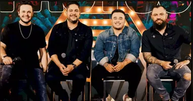 O cantor Matheus (primeiro da esquerda), com o parceiro Kauan (jaqueta jeans), e a dupla sertaneja Jorge e Mateus.