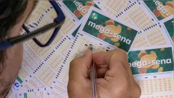 A Mega-Sena realiza, normalmente, três sorteios por semana, às terças, quintas e sábados.