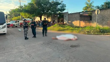 Investigadores da Divisão de Homicídios analisam o perímetro onde o autônomo Hugo Costa Vieira foi executado.