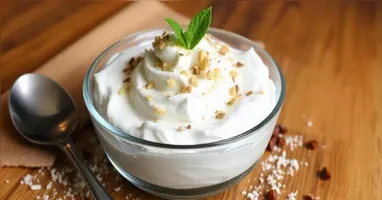 Refrescante, delicada e fácil de fazer, ela combina a suavidade do coco com a leveza de uma mousse bem aerada.