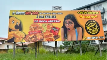 Um outdoor com a imagem de Mia Khalifa gera debate no Sul do Brasil. Entenda a polêmica e a reação do público.
