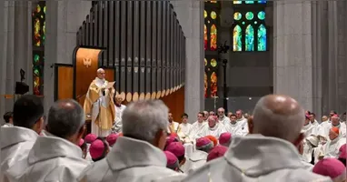 Considerada um dos maiores cartões-postais de Barcelona e visitada por milhões de turistas todos os anos, a Basílica da Sagrada Família teve sua construção iniciada em 1882.